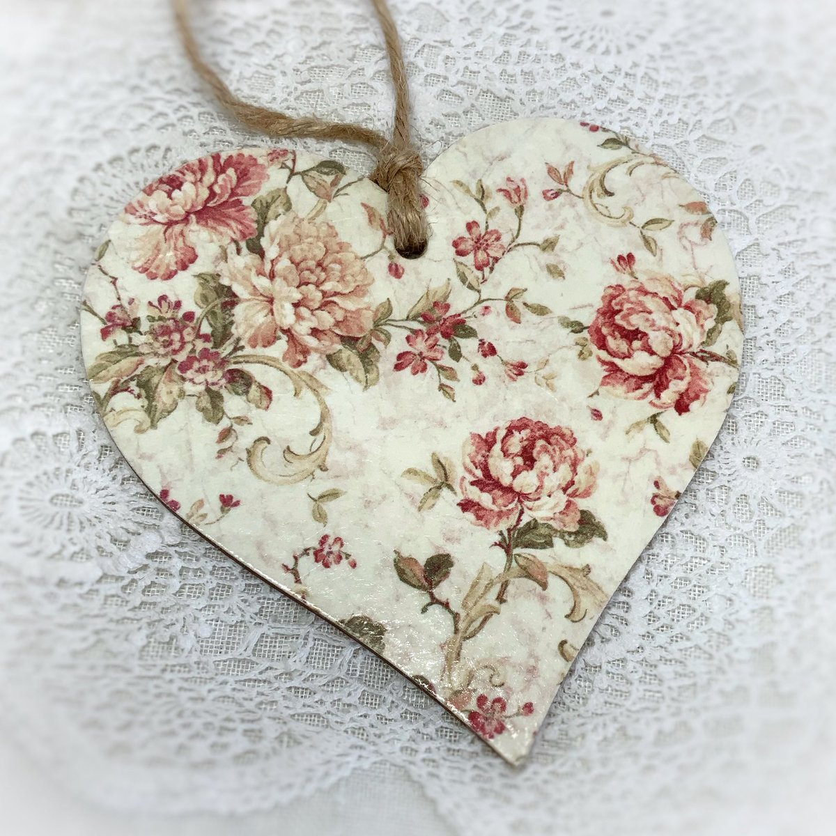 studio_grove's tweet photo. Romantic, antique rose.
#antiquerose #roses #vintagefloral #shabbychic #pink #heartdecor #decorations #homestyle #homeaccents #handmade #etsygifts #etsycrafts #craftersuk #decoupage https://t.co/bDggkswSrt