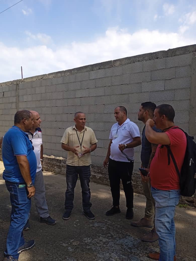 transcargocuba's tweet photo. Parte del equipo de trabajo de la #EmpresaTranscargo visitó hoy, nuevos almacenes con proyecciones para ser destinados a operaciones de Cargas Comerciales, se valora la modificación y reestructuración de los mismos.
#TrabajamosConElCorazón
#TransporteCuba 
#TranscargoTransitaria https://t.co/f3dncPcyi9
