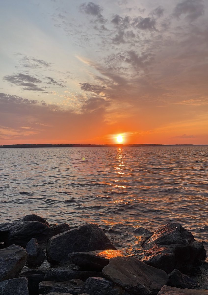 Auringonlasku ja iltauinti Suomen kesässä. Ei ole mitään parempaa.