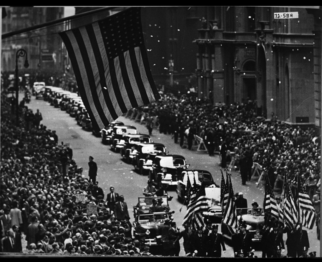 अक्टूबर 1949:
न्यूयॉर्क शहर में प्रधानमंत्री नेहरू के काफ़िले का स्वागत स्वेच्छा से आई अमेरिकन भीड़ द्वारा ऐसे किया गया था।

ये आज की तरह का अधिकांश गुजराती प्रवासियों को एकत्र कर किया गया स्क्रिप्टेड शो नहीं था।

फ़ोटो: हेनरी ट्रूमैन लाइब्रेरी म्यूजियम