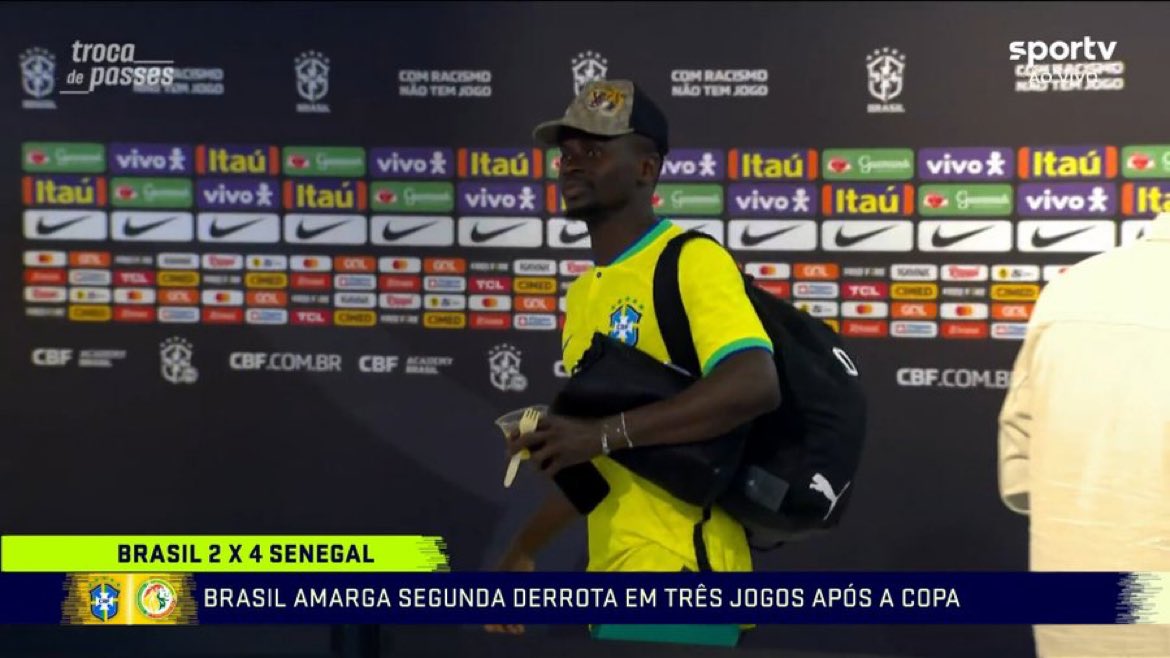 After the game against Senegal, Mané left the stadium wearing a Brazilian shirt with the number 1 and autographed by Taffarel🇧🇷