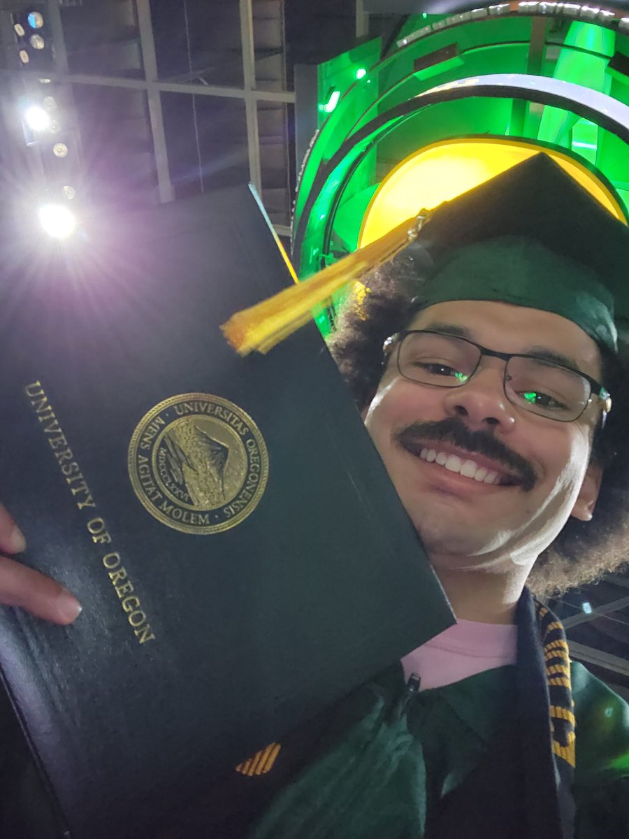 J_Dub21's tweet photo. I did the thing #UOgrad https://t.co/AkvaUYnBQR