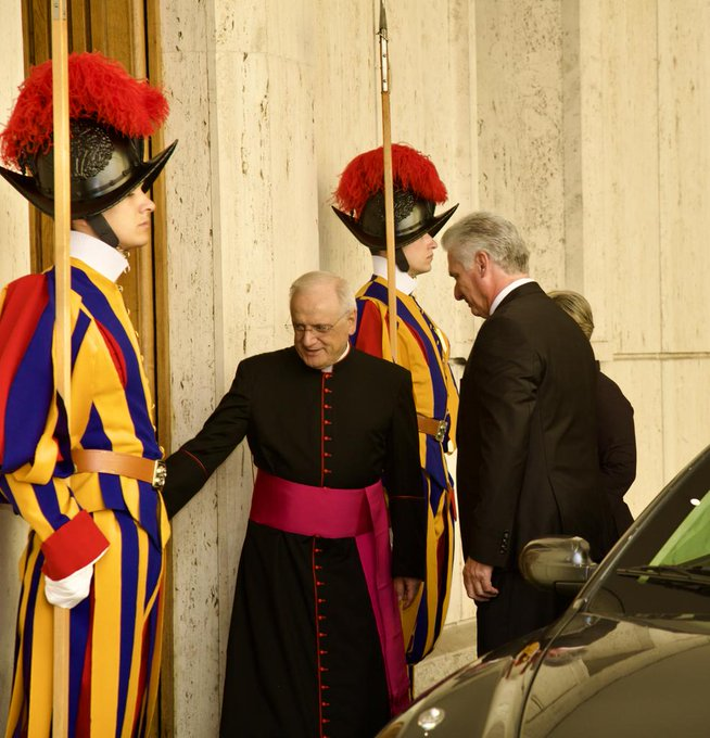 Díaz-Canel y el Papa Francisco sostuvieron un grato encuentro. #CubaEsAmor #SomosContinuidad #FuerzaCuba #CubaPorLaVida <a href="/cubacooperaven/">Brigada Médica Cubana en Venezuela</a> <a href="/cubacooperave_C/">Misión Médica Cubana En Carabobo</a> <a href="/CDI_Libertador/">Gustavo Contrera</a>