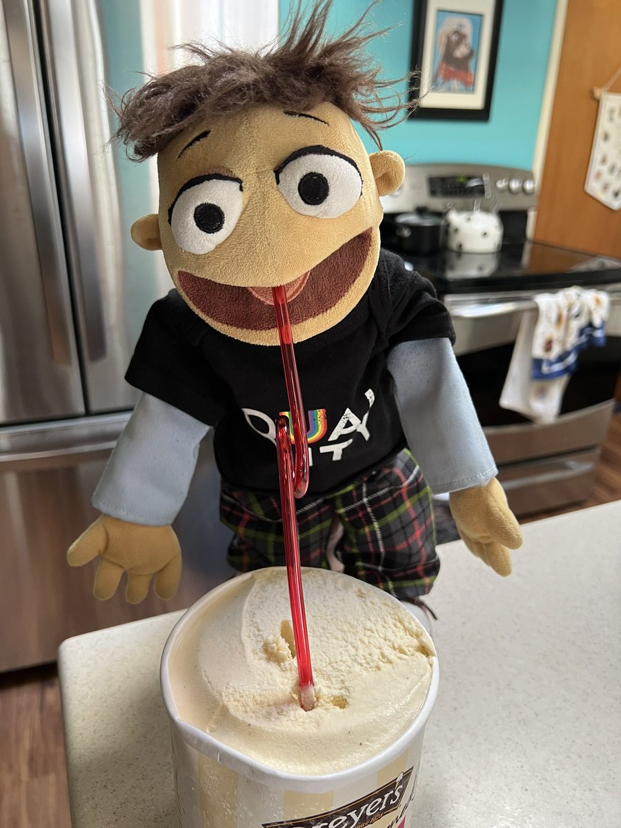 It’s #NationalVanillaMilkshakeDay today and I went straight to the source. No prep work, no clean up but it’s a little thick for this straw.
