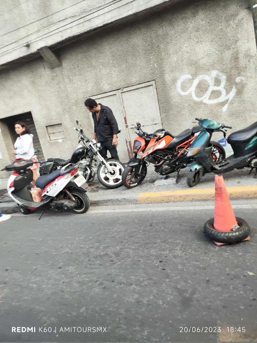 ODG72's tweet photo. Si de por sí ya es un caos avenida t a la altura de la entrada principal de pizza ahora ponen un taller de motos que abarca medio carril de los únicos tres que hay y las autoridades nada así como los que invaden el carril del metrobús @SSC_CDMX @LaSEMOVI @IztacalcoAl https://t.co/z0dPxlVWe8