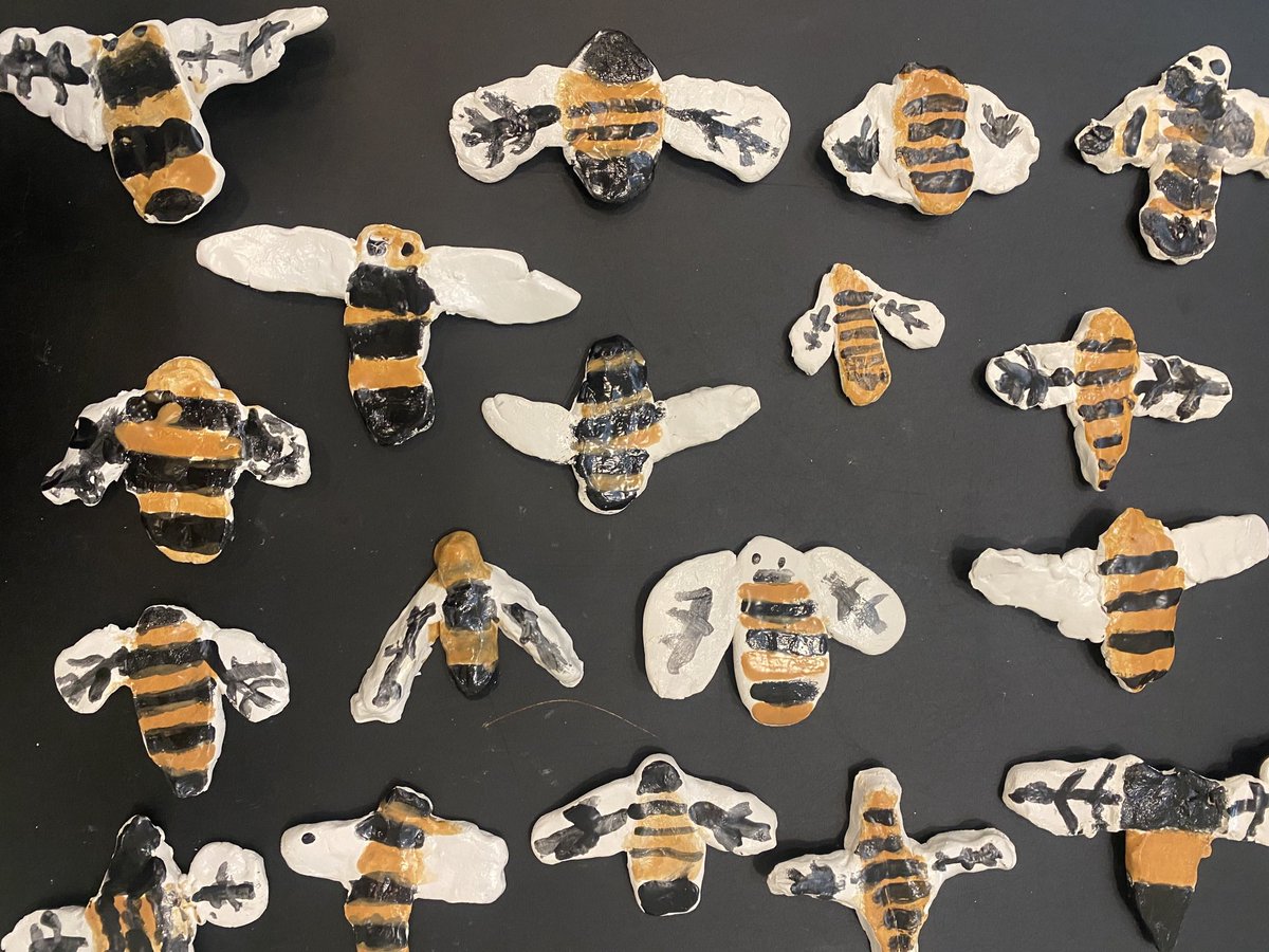 Some close ups of our 7/8 monochromatic colour theory self-portraits, our 2/3 ceramic bees, our warm cool grade 1 self-portraits and grade 2 recycled animal collages. These huskies love creating 🎨 ✏️ ✂️ 🐝 <a href="/DrGeorgeHallPS/">Dr. George Hall PS</a> <a href="/TLDSB/">TLDSB</a>