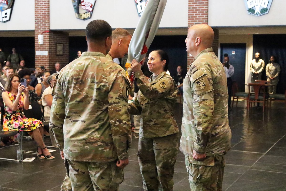 Brig. Gen. Lori L. Robinson assumes command as the 80th Commandant of Cadets at the U.S. Military Academy during the U.S. Corps of Cadets Change of Command Ceremony today in Crest Hall. Read more here: bit.ly/3NiCiwz

@USArmy | @SecArmy | @ArmyChiefStaff | @2InfDiv