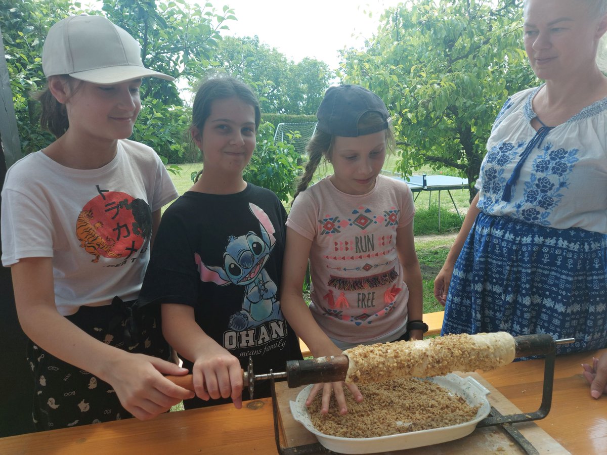 V piatok 16. júna 2023 bola 5.B na školskom výlete. Najprv sme sa previezli loďkami na Baťovom kanáli a vypočuli sme si jeho históriu. Potom sme si v Skalici vyskúšali vyrobiť pravý skalický trdelník. Chutil výborne. Budeme mať krásne spomienky! Fotoalbum: vdp.in.net/5b-vylet-20230…