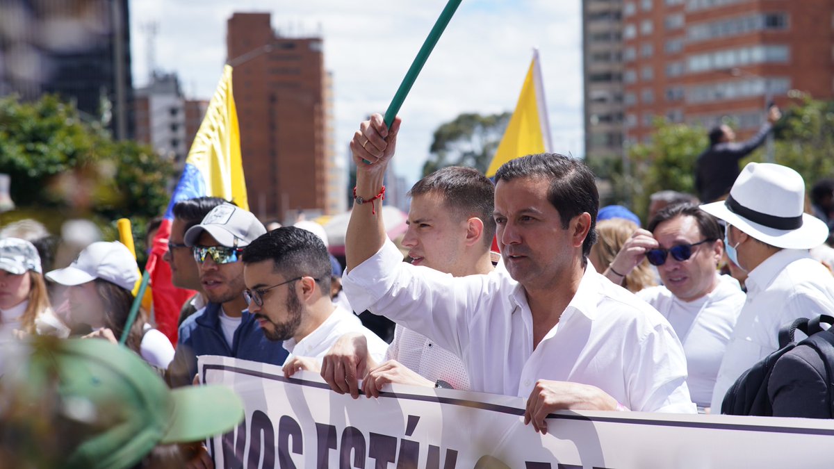 lunadavid's tweet photo. No Presidente, usted no va a dirigir a Colombia a su capricho, no va a coartar la libertad de prensa ni va a seguir favoreciendo delincuentes. No lo permitiremos. 

No Presidente, aquí estamos firmes para defender a los miles de colombianos que salieron hoy a las calles a manifestar su inconformidad con un Gobierno que no los protege. 

¡Por Colombia le pedimos oír a quienes pensamos distinto, del disenso se construyen consensos! 🇨🇴🇨🇴