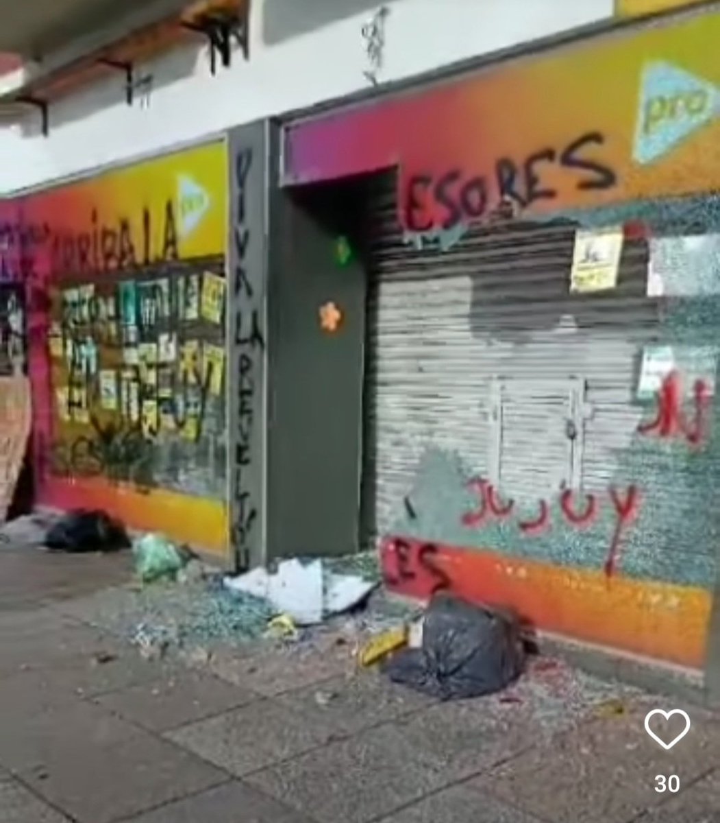 Esto pasa cuando  grupos políticos, que no respetan las instituciones, se meten en protestas sociales que iniciaron de forma genuina y pacífica. 
Los mismos que matan de hambre a los más vulnerables para luego tenerlos de rehenes con migajas en cada piquete.
#FuerzaArgentina 🇦🇷🇦🇷