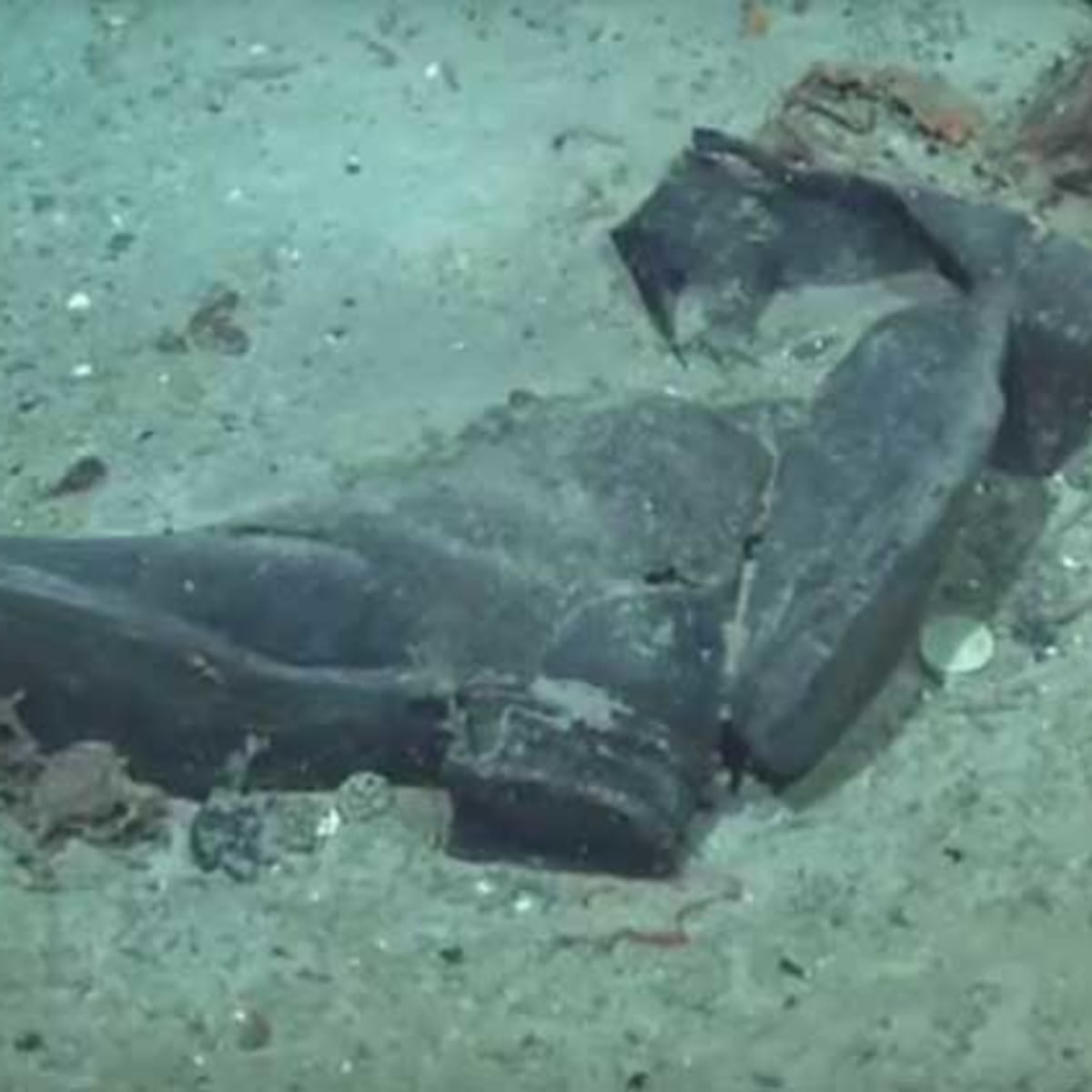 EaMast's tweet photo. When Ballard found #Titanic in '85, people asked him what should we do with it. Nothing he replied. It's a grave. Instead for 20 years we've looted it for souvenirs for rich ghouls.

It's a mass grave, not a tourist attraction, and it's about bloody time we treated it as one. https://t.co/xNZfKVRCTU
