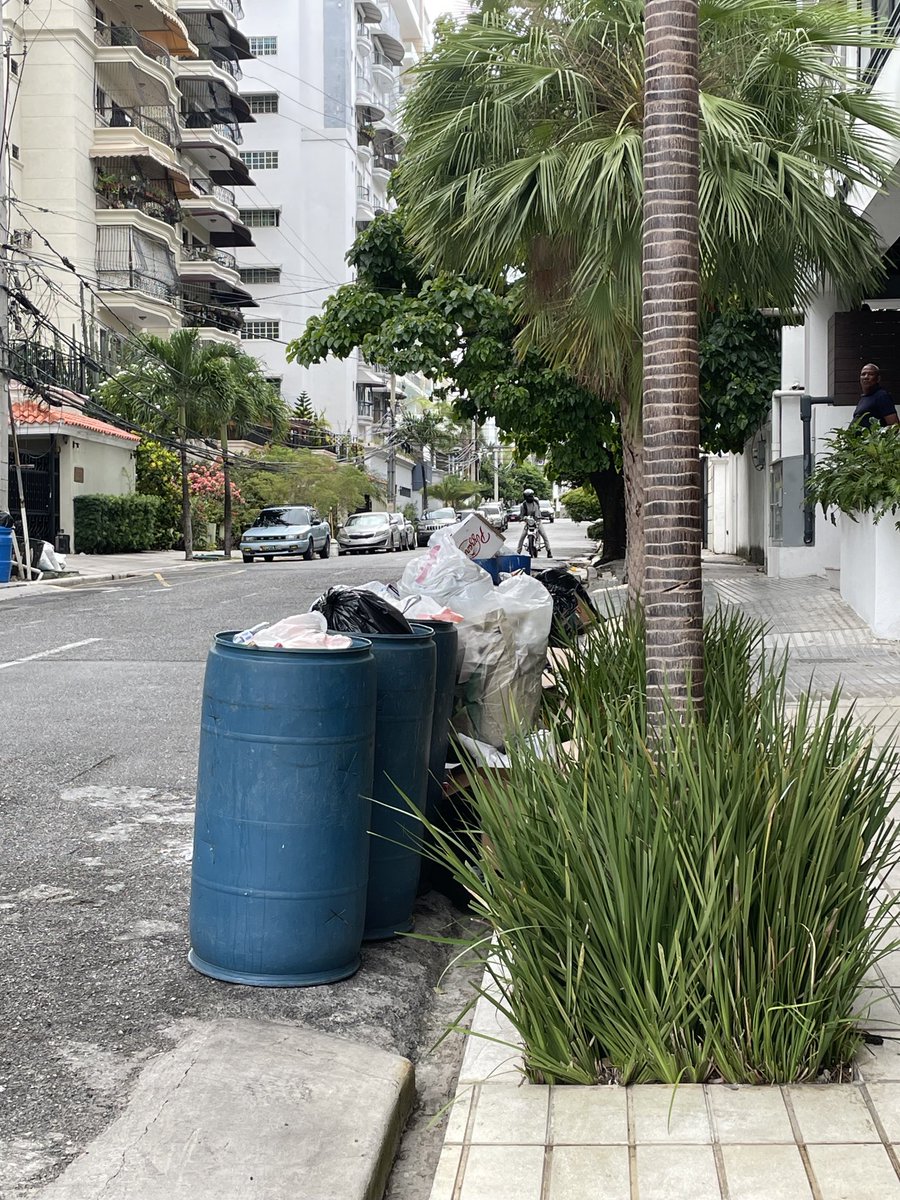 gmarranzini2's tweet photo. Se está haciendo costumbre no recoger la basura x 2 días consecutivos en la ultra habitada zona de Urb Paraiso. El cumulo de basura cubre las entradas de los edificios. Está pasando tb en otras áreas de SD?  Favor comentar para evitar que se convierta en una medida permanente. https://t.co/i7Nf3BVSqT