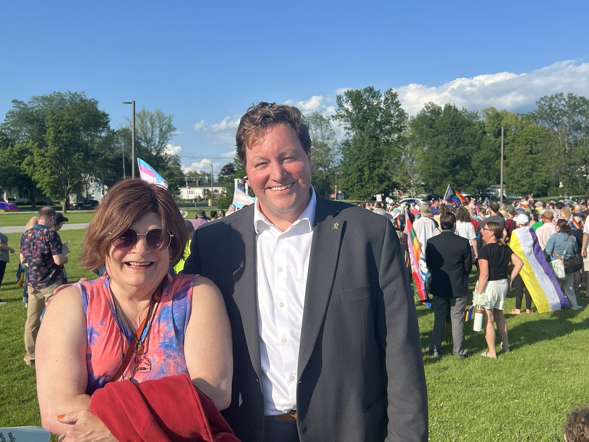 MikePieciak's tweet image. The Vergennes community REALLY turned out tonight to support LGBTQ+ youth in their community🏳️‍🌈

The students who organized the event did such an amazing job basing it in love, kindness &amp;amp; joy❤️