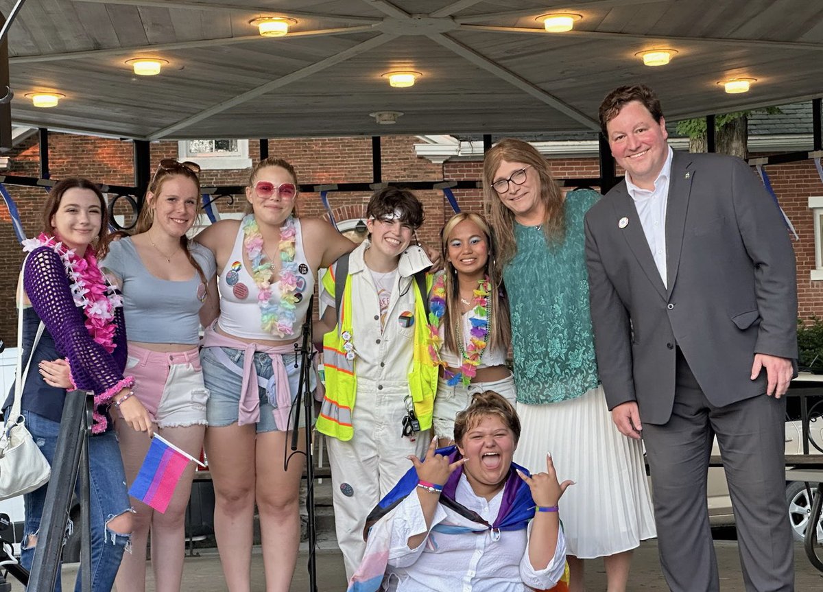 MikePieciak's tweet image. The Vergennes community REALLY turned out tonight to support LGBTQ+ youth in their community🏳️‍🌈

The students who organized the event did such an amazing job basing it in love, kindness &amp;amp; joy❤️