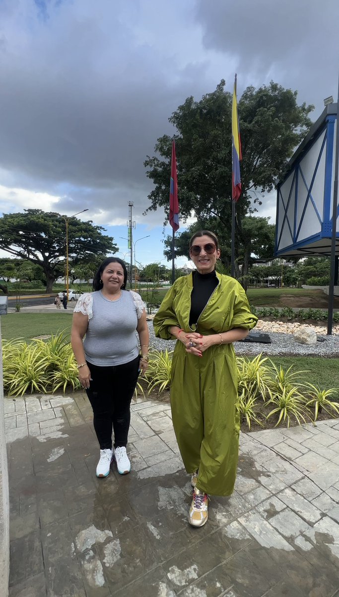 Nancy de Lacava tweet media