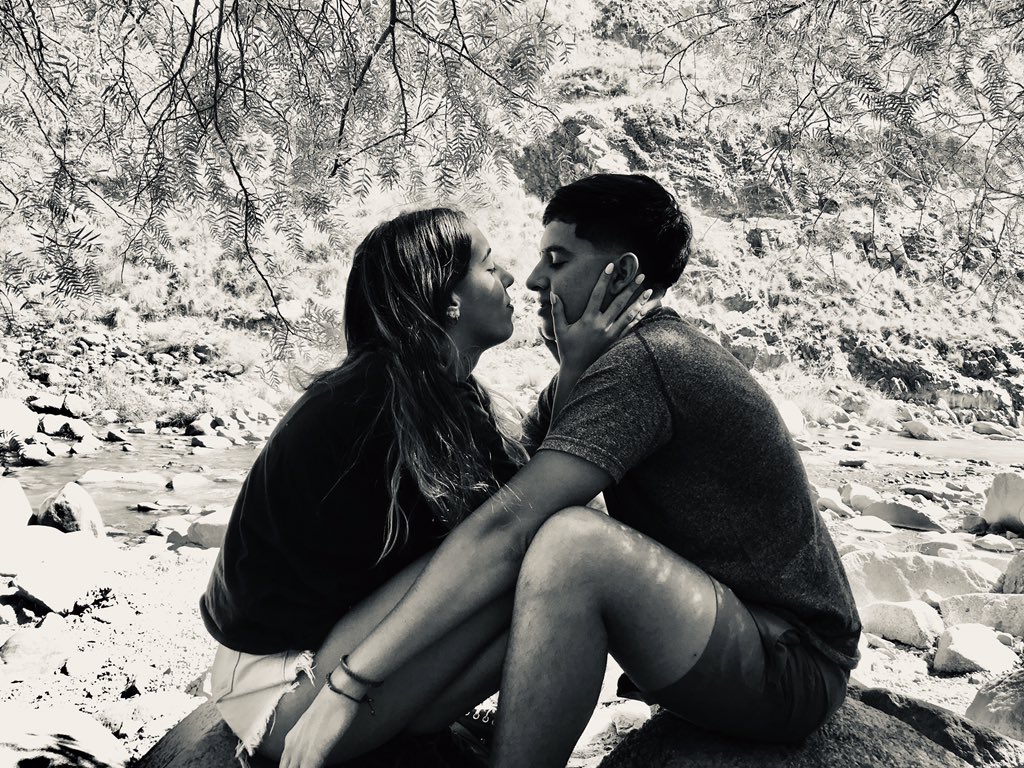 Solo lo conocía x personas en común, en pandemia perdí a mi mamá y desde ahí me prometió no dejarme sola,me salvó muchas más veces de las q él cree,se llevo lo peor de mi varios meses, ahora sólo llevamos 2 años de novios acompañándonos y salvándonos mutuamente,ojalá sea eterno❤️