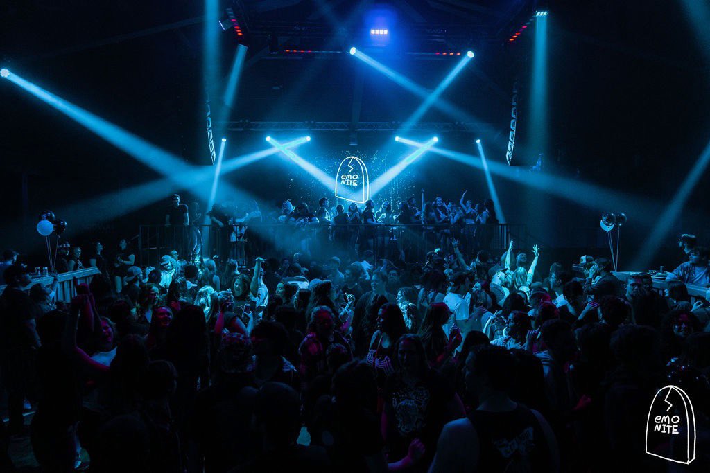 emonitela's tweet image. 🚨 new profile pic alert! 🚨 pics from this weekend's parties in calgary, albuquerque, austin, edmonton, palm springs, san diego, memphis, and phoenix are all up on the book of faces now!