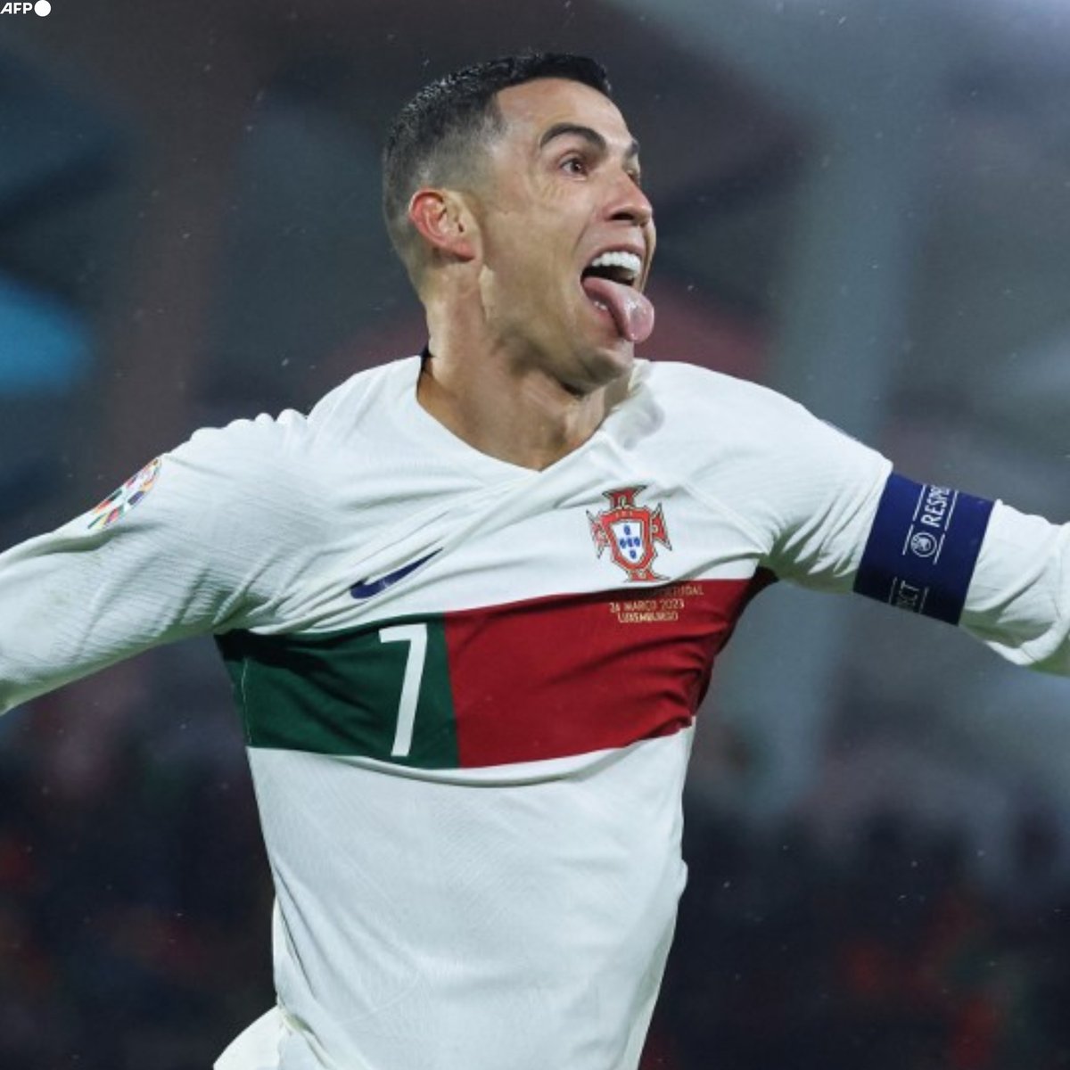 InvictosSomos's tweet photo. ¿Hoy se convirtió en el primer jugador en toda la historia en llegar a los 200 partidos a nivel de selección mayor? Pues por supuesto que tenía que celebrarlo marcando el gol del triunfo ante Islandia. Sí, con una anotación sobre la hora, lideró otra victoria de Portugal. No se puede discutir a CR7. Simplemente no se puede. EL HOMBRE RÉCORD.