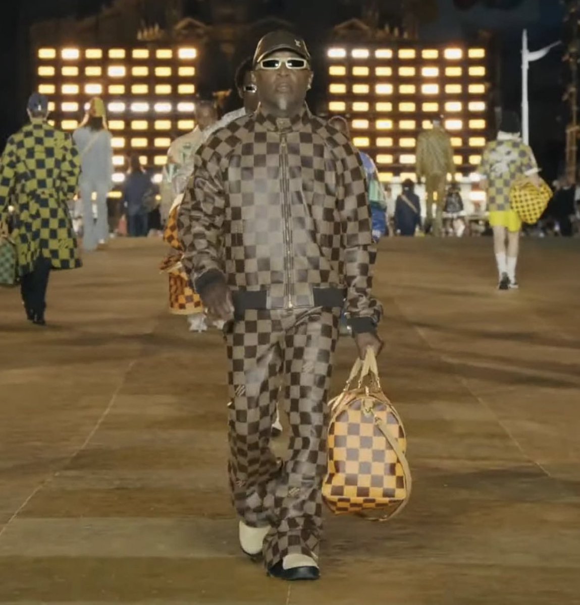 Outlander Magazine tweet media