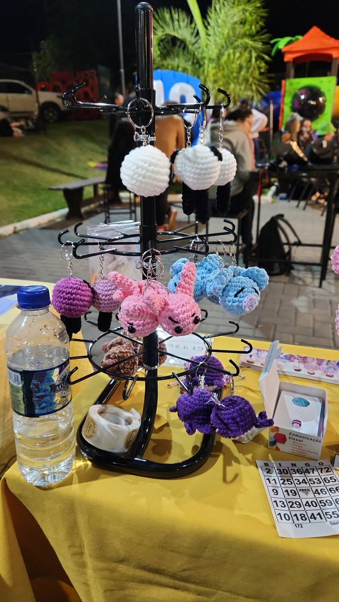 doramld's tweet photo. Post pra comemorar o evento de domingo, o BTS DAY organizado pela @ddaengkstore_ 
Foi maravilhoso, eu vendi meus chaveiros e amigurumis, quase congelei de frio quando anoiteceu e ainda ganhei 2 prêmios no bingo 🗣🗣 
Sério, feliz demais!! https://t.co/evBlWcb9IF