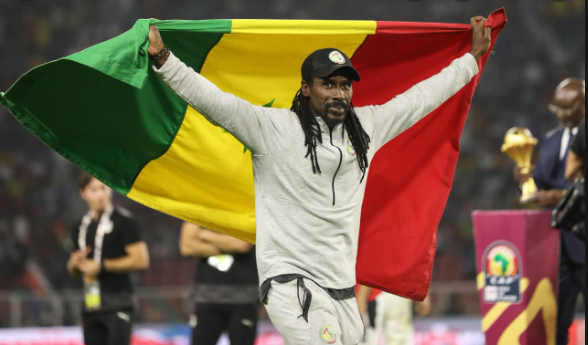 luisfernanfilho's tweet photo. Precisamos falar do ESTRATEGISTA Aliou Cissé.

Um dos melhores técnicos do mundo e do continente africano. Botou a seleção brasileira no BOLSO taticamente.

Em 2018, Cissé era o único treinador negro da Copa do Mundo. Hoje, é um dos melhores do mundo! https://t.co/hJTLKPticn