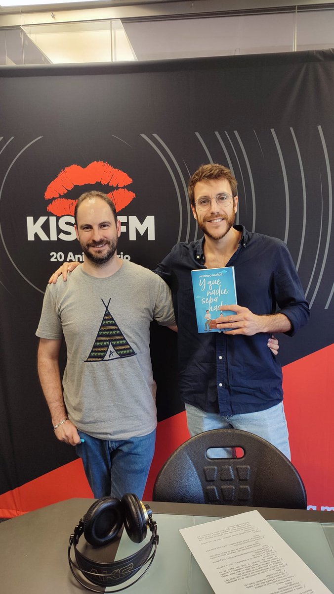 Al final no había single (sé que en el fondo es el giro que esperabais). Ha habido algo mucho mejor: una entrevista de lujo con un locutor de lujo. Gracias <a href="/iarranz/">Ismael Arranz</a> ! Deseando que escuchéis la entrevista! #YQueNadieSepaNada