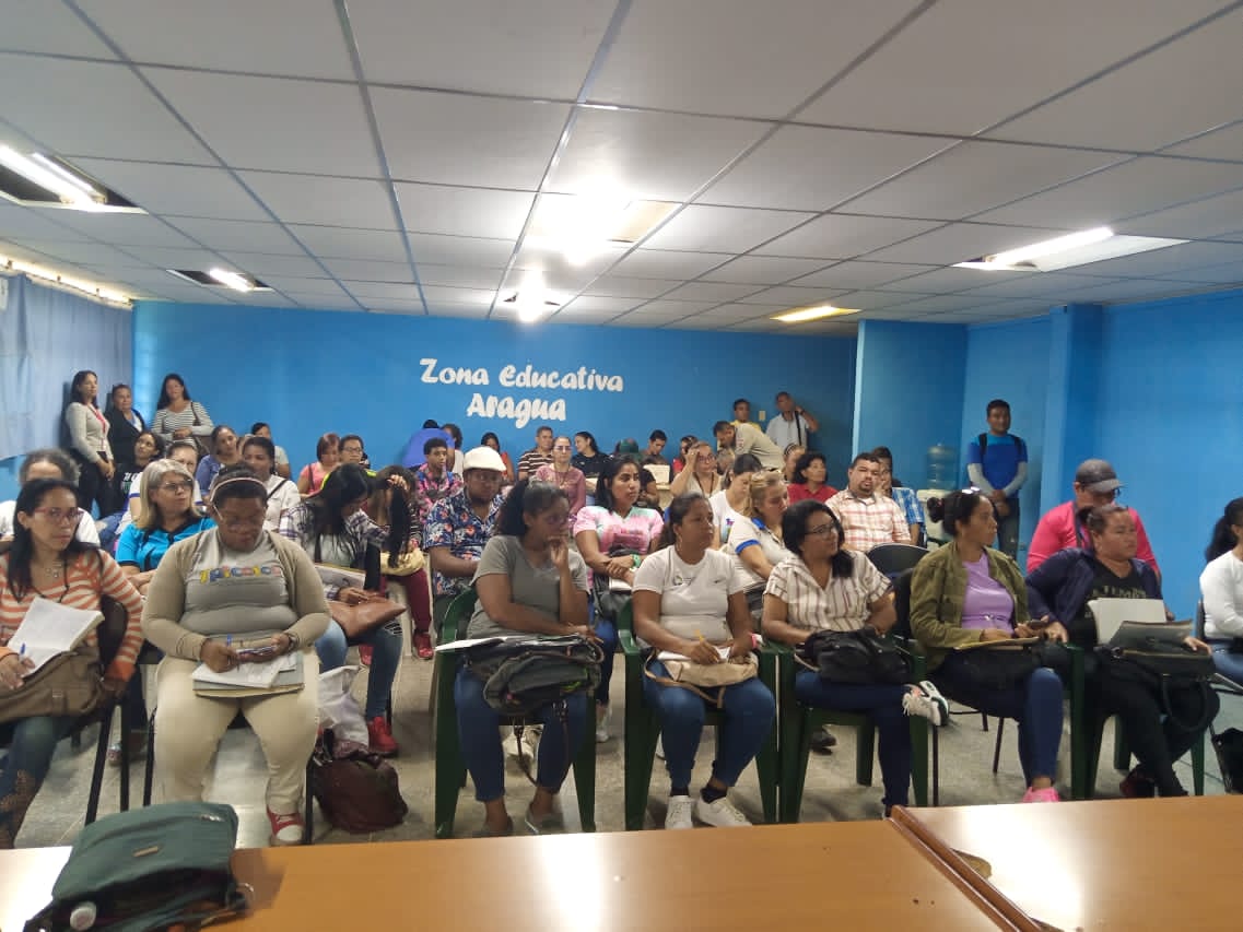 #20Jun 🎙️ Desde el Salón Ayacucho del @CDCEAragua Se realizó Taller #PodcastEducativo Facilitado x la Formadora Tecnológica #CBIT @TocuyoYolix Dirigido a Facilitadores del Diplomado Ciencias por la Calidad Educativa y Tutores CBIT. Orientado x @PiedadQuintana1 #1x10EsEficiencia