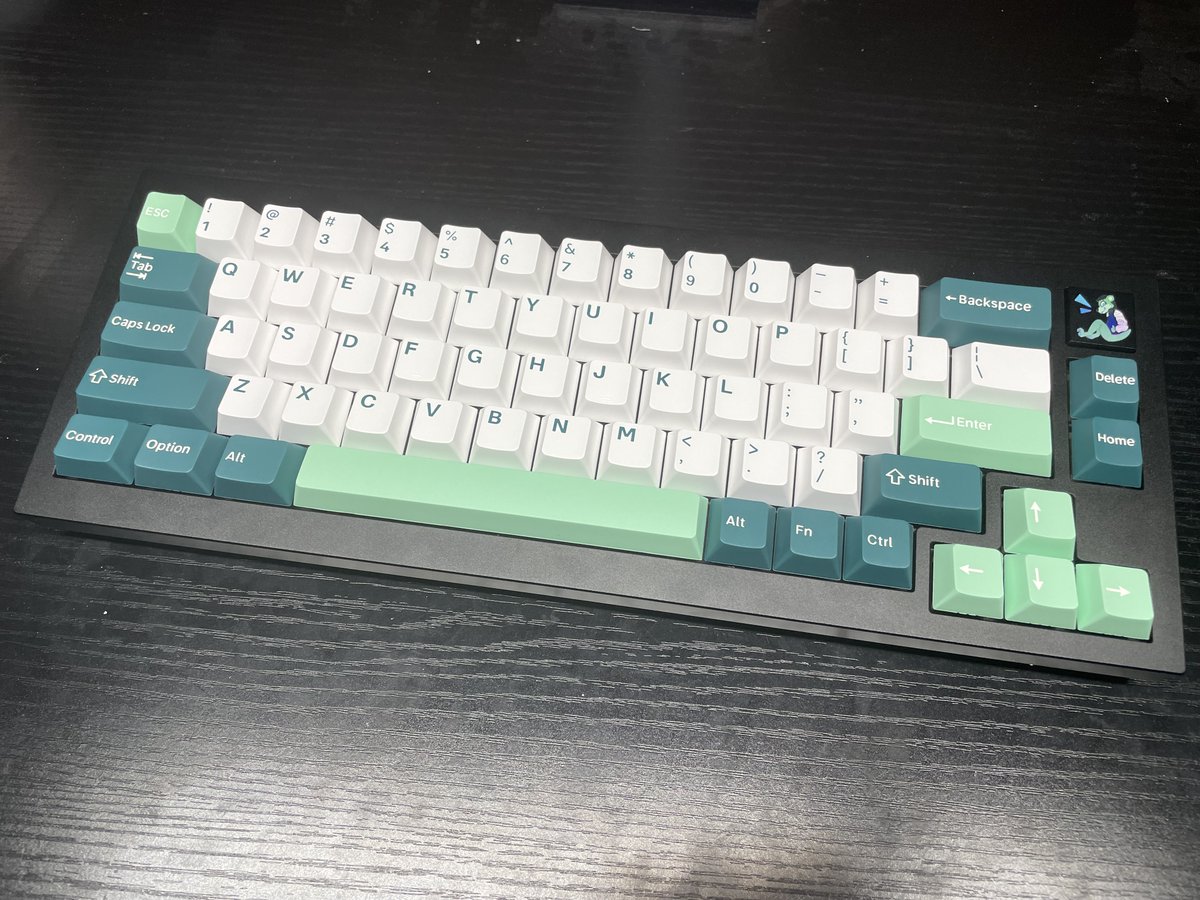 Petrak0r's tweet photo. Further context on this piece, about a month or so ago a few friends of mine got together to build another friend a PC. My pitch was the keyboard, which I had customized and modded, with a custom badge I made featuring his otter OC. Couldn't be happier with how this turned out :) https://t.co/l6QBTnefWY