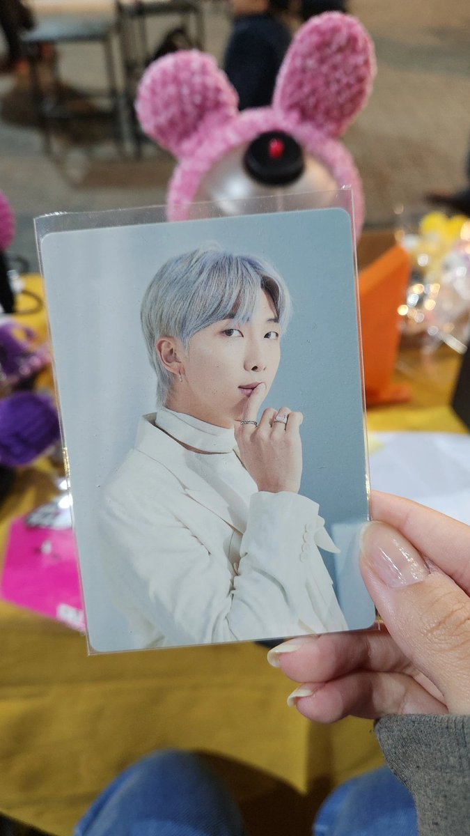 doramld's tweet photo. Os prêmios que ganhei: um quadrinho do Jimin, e um card do Namjoon 🥺

E foi a 1a vez na vida que eu ganhei algum sorteio 🤧 
Vc faz TUDO @ddaengkstore_ https://t.co/YgzgiKB75P