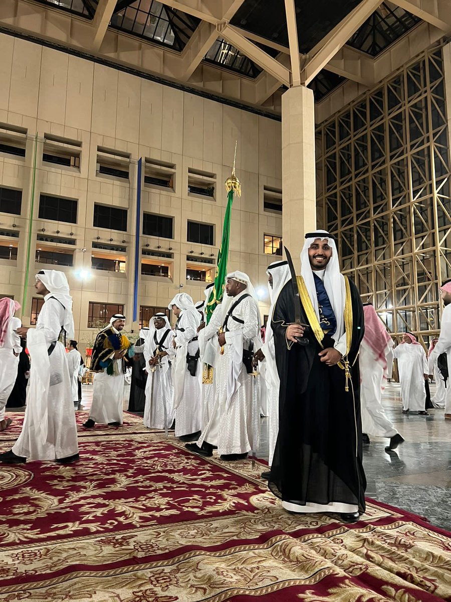 __OAH's tweet photo. ﴿وآخر دعواهُم أن الحمدُ للَّه ربِّ العالمين﴾.
الحمدلله ماتناهى درب ولا ختم جهد ولا تم سعي إلا بفضله.
تخرجت بفضل الله من جامعة الملك سعود بتخصص طب وجراحة الفم والأسنان بمرتبة الشرف الأولى🎓.
اللهم  انفعني بما علمتني واجعله حجة لي لا علي.
الشكر لله أولا ثم لوالداي على دعمهم لي❤️ https://t.co/8hQYjN5uwi