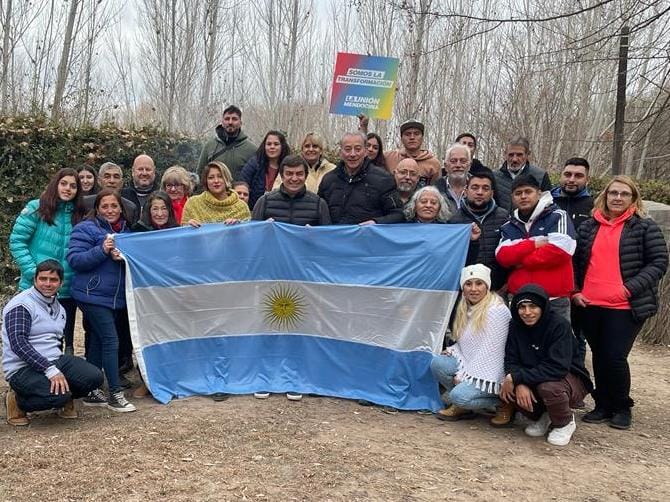 ¡Feliz día de la Bandera!

Festejando el día de la bandera en Tunuyán, junto a los amigos que colaboraron y fiscalizaron en las pasadas elecciones.

Nuestra fórmula de La <a href="/UnionMendocina/">La Unión Mendocina</a> fue la más votada en Tunuyán.

Gracias a <a href="/patriciocivit/">Patricio Civit</a>
<a href="/palerojorge/">Jorge Palero</a> y a todo el equipo.