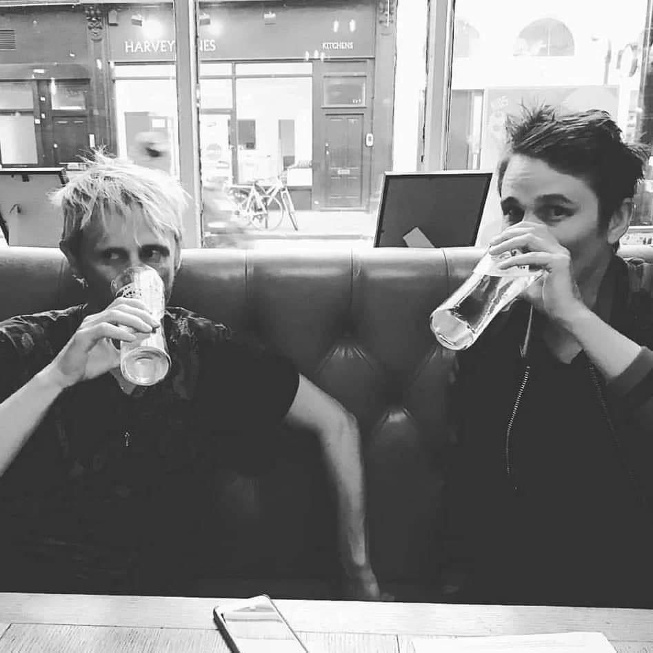 maria_nero's tweet photo. All I have for #MuseHistory for June 20 is that in 2018 Matt & Dom were drinking beer with Andy Burrows ๐๐ป
At least next year I'll have a gig be ause of Huddersfield tonight โค๏ธ
#MattBellamy #DomHoward #AndyBurrows #Beer #Cheers #BottomsUp โฅ๏ธ #musehistoricalsociety https://t.co/2yMdfnVeWE