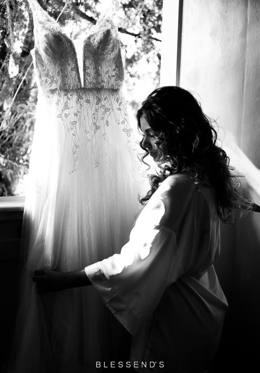 blessends_'s tweet image. Antes do grande momento, ela se contempla no silêncio do seu próprio olhar. Nessa foto em preto e branco, a noiva se conecta com a magia do vestido que irá envolvê-la em benção e encanto.💕👰
#casamentos2023 #noiva #noivo