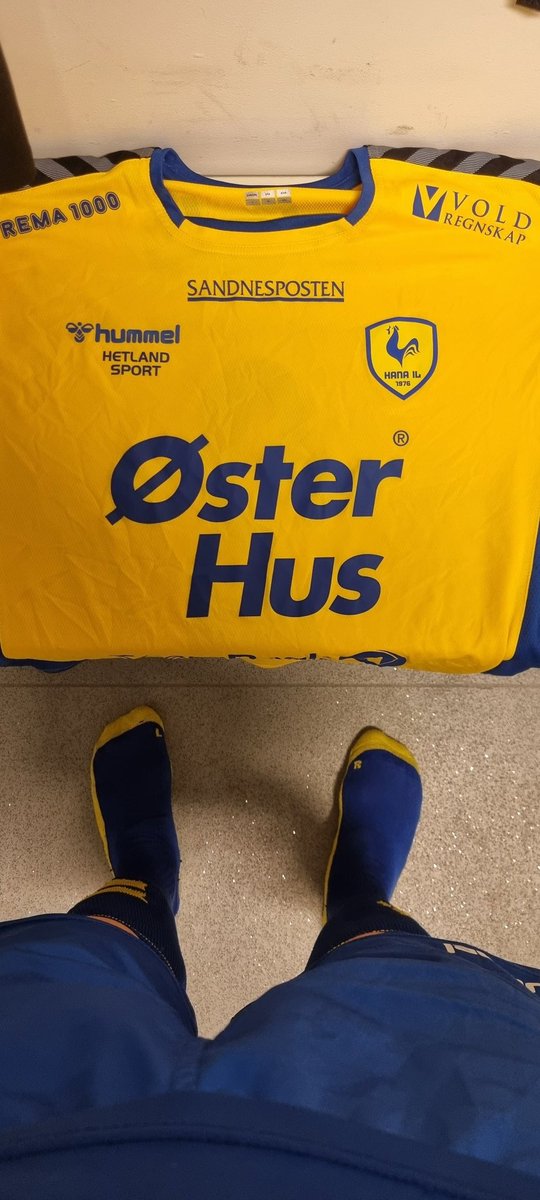 KyleFarningham's tweet photo. Comeback number 5 (I think) Almost a year since I retired (again) I pulled on the boots tonight.
Came off the bench at 60mins - 1 goal, 1 assist, a 4-2 win. 
Time to hang the boots up and leave on high 😂 https://t.co/rtNf5I5RYe