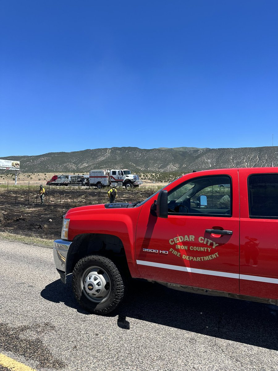 CedarCityUtah's tweet photo. Cedar City Fire Department is on scene of a brush fire on the south side of the I-15 freeway near Exit 62 on the north end of town by Maverick. Fire is under control and burned approx. 1/2 acre due to the wind gusts, with 10 -15 ft flames upon initial arrival. Avoid the area. https://t.co/6QyMBIqtNj