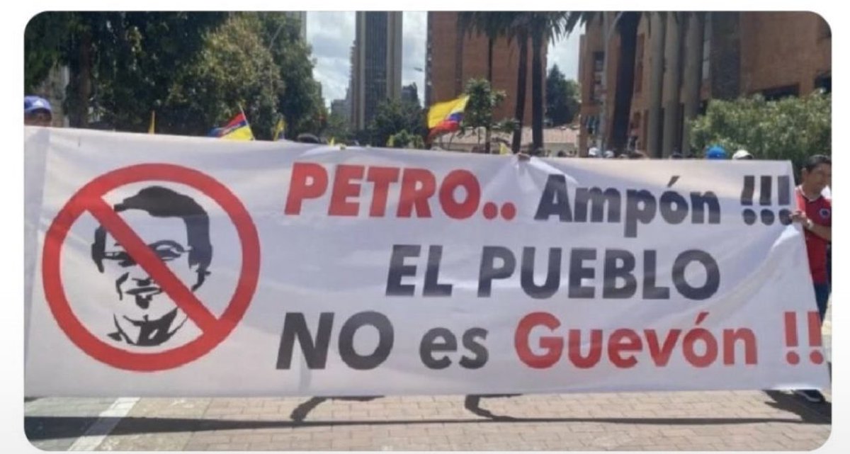angelpress's tweet photo. A alguien le quedará alguna duda sobre la necesidad de las reformas, sobre todo la de la educación. 
Esta es la definición gráfica e inequívoca de un Uribestia. https://t.co/e8ocD0ZkYe