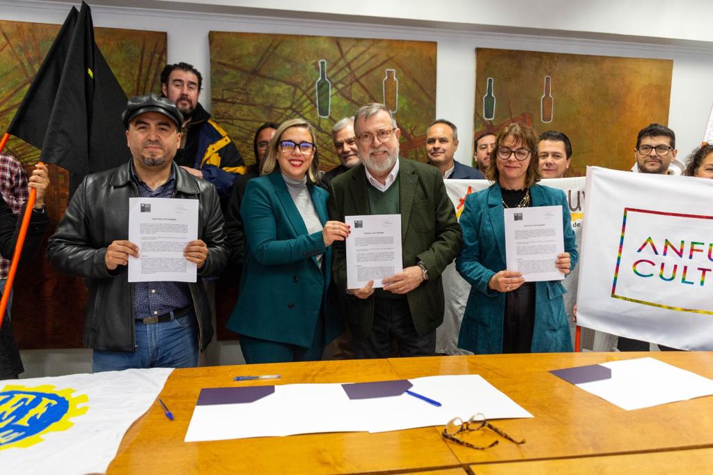 ElPolitico_cl's tweet photo. Asamblea Nacional de Anfucultura y autoridades del Ministerio de las Culturas logran acuerdo histórico y deponen paro nacional https://t.co/0woJYrYSgp  @ANFUCULTURA @anfucul_valpo  @anefchile https://t.co/5EQPkV7yOC