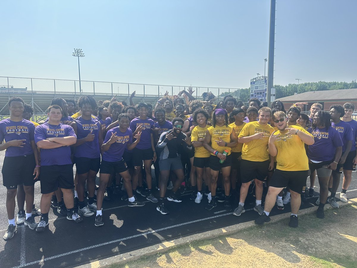 CoachJ1906's tweet photo. Huge thanks to @Fball_DC Alum, Jamal Knowles of @SelfTraining_, for bringing in refreshments for the boys after workouts and hanging out with us today! This is what it’s about! #GDTBAJ #DCAlumni https://t.co/wT2qHYmUz6