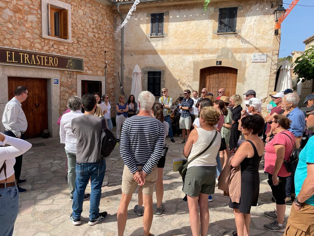 🥾 Més de cinquanta residents angloparlants participaren el dissabte 27 de maig en la passejada per conèixer els orígens d’Alaró. 
🎓Els interessats comptaren amb una guia de luxe, Marga Coll, recent doctora cum laude en història. 

T'ho contem tot a: alrum.org/iniciatives/it…