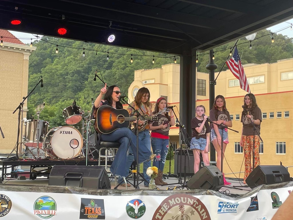 Rebecca Lynn Howard tweet media