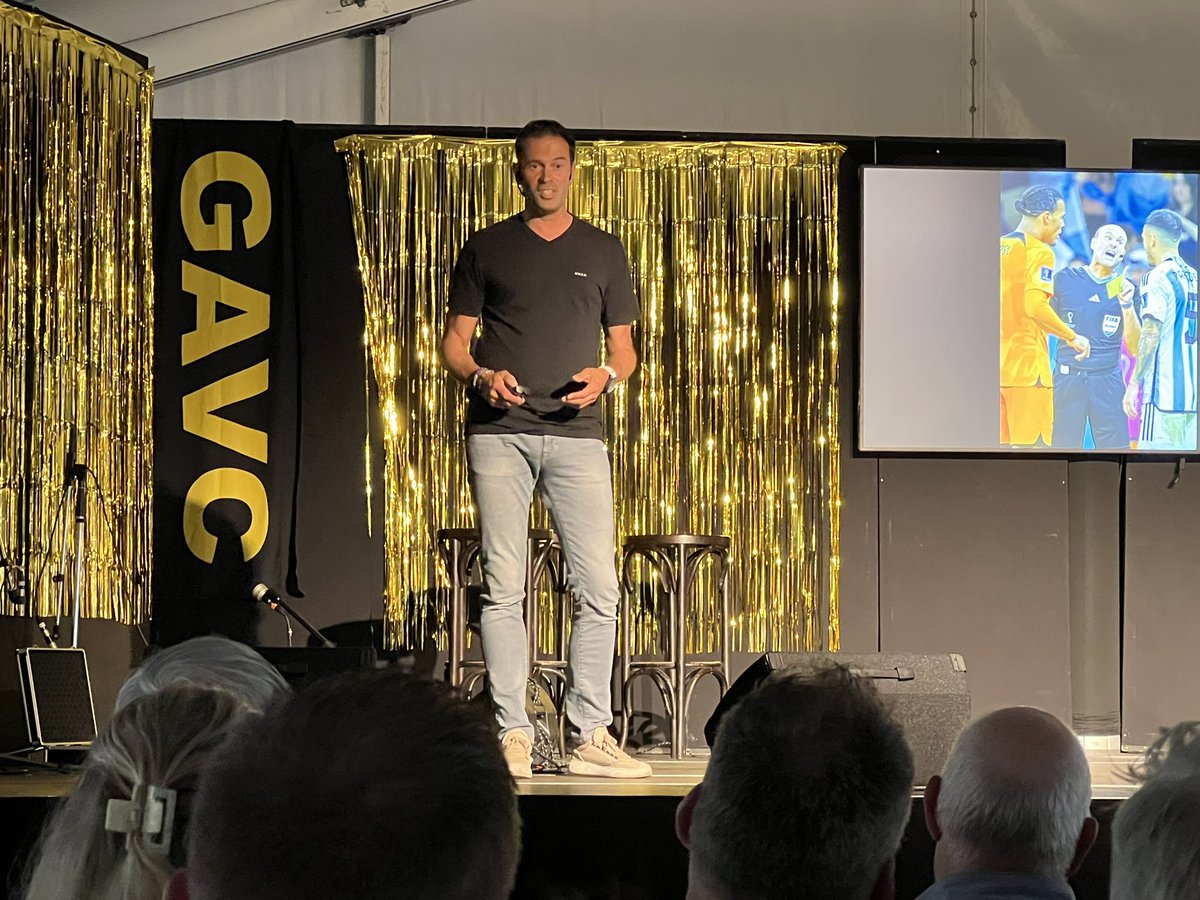 vv_GAVC's tweet image. Bijna 300 GAVC’ers zagen vanavond een fantastisch optreden van scheidsrechter @nijhuis_bas . Hij spreekt zoals hij fluit: het spel door laten gaan en niet onderbreken. De avond eindigde met een prachtig gesprek tussen oud GAVC’er Foppe de Haan  en @nijhuis_bas olv Arjen de Boer.