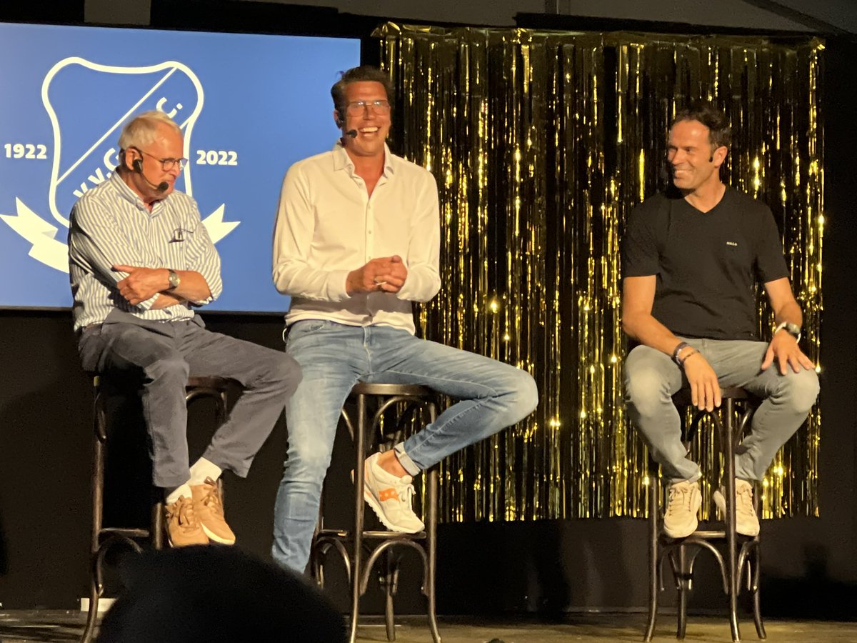 vv_GAVC's tweet image. Bijna 300 GAVC’ers zagen vanavond een fantastisch optreden van scheidsrechter @nijhuis_bas . Hij spreekt zoals hij fluit: het spel door laten gaan en niet onderbreken. De avond eindigde met een prachtig gesprek tussen oud GAVC’er Foppe de Haan  en @nijhuis_bas olv Arjen de Boer.