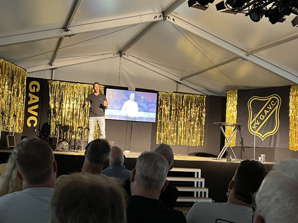 vv_GAVC's tweet image. Bijna 300 GAVC’ers zagen vanavond een fantastisch optreden van scheidsrechter @nijhuis_bas . Hij spreekt zoals hij fluit: het spel door laten gaan en niet onderbreken. De avond eindigde met een prachtig gesprek tussen oud GAVC’er Foppe de Haan  en @nijhuis_bas olv Arjen de Boer.