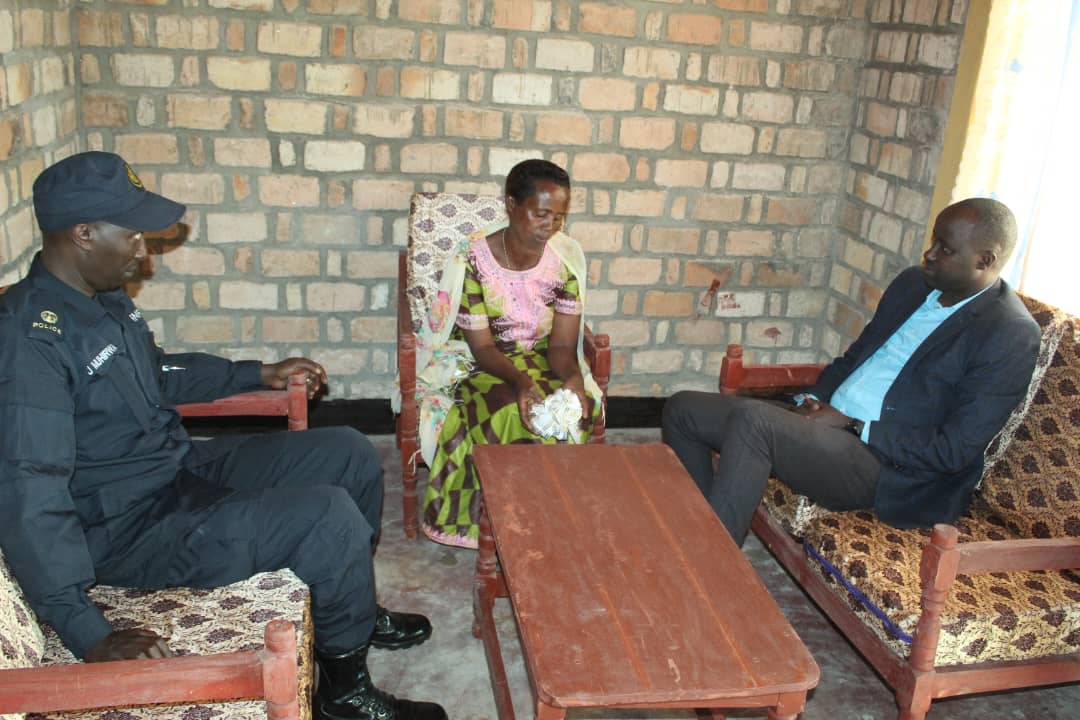 GisagaraDistr's tweet photo. Buri nzu ifite igikoni n'ubwiherero, ikigega gifata amazi, intebe za salon, ibitanda 2 na matelas n'ibyo kwisasira, ibikoresho byo mu gikoni bihagije:amasafuriya, amasahane, amakanya n'ibiyiko, amajerikani n'amabasi.
Abahawe amazu bashimiye cyane ubuyobozi bw'igihugu cy'u #Rwanda https://t.co/VhUsIw7224