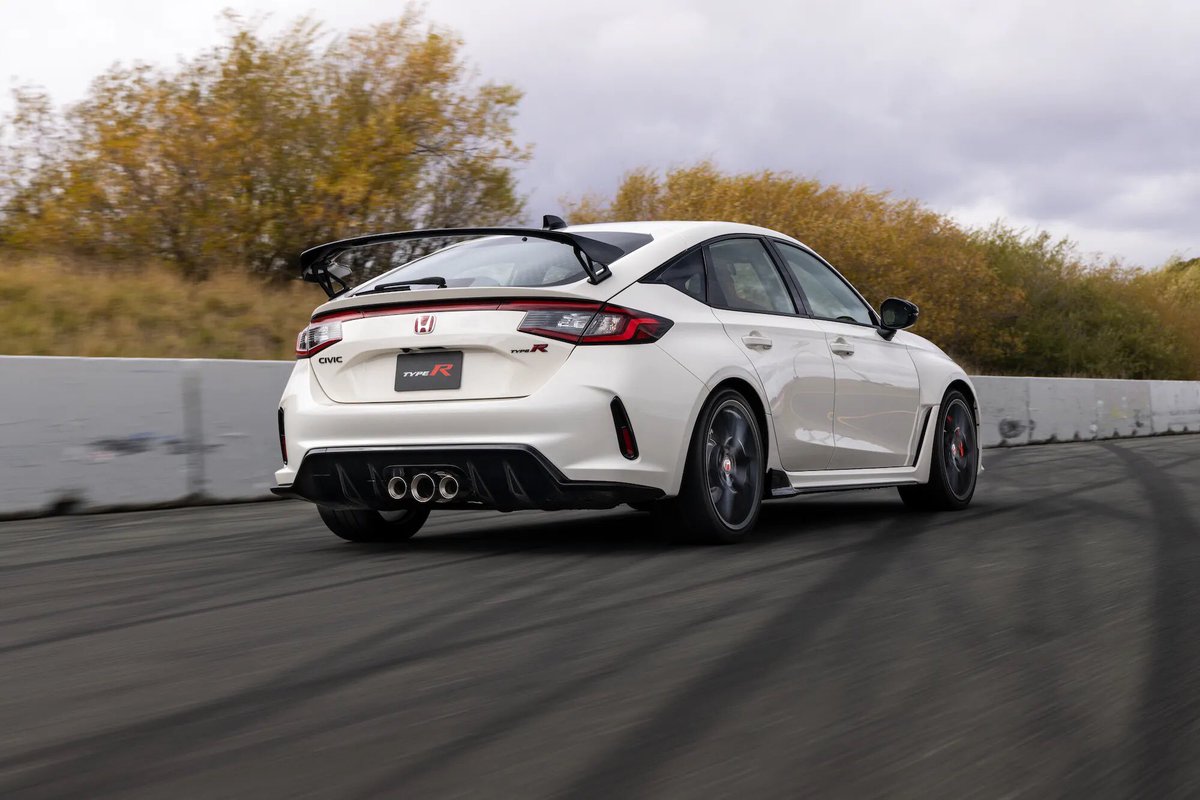 Don’t blink💨 #CivicTypeR

#TeamHonda #HondaCivicTypeR #DreamCar #CarGoals #SportsCar