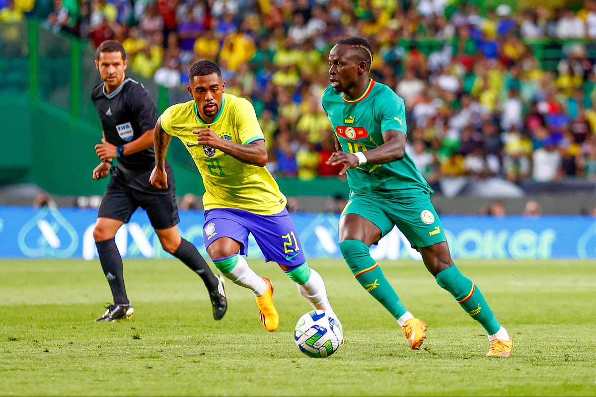 lnstantFoot's tweet photo. Le Sénégal est devenu ce soir la 𝗽𝗿𝗲𝗺𝗶𝗲̀𝗿𝗲 𝘀𝗲́𝗹𝗲𝗰𝘁𝗶𝗼𝗻 𝗮𝗳𝗿𝗶𝗰𝗮𝗶𝗻𝗲 à marquer 4 buts en un seul match contre le Brésil ! 🔥 

Aussi, aucune équipe n’avait marqué 4 buts minimum face à la Seleçao depuis le fameux 7-1 contre l’Allemagne en 2014 ! 😱

𝗦𝗘𝗡𝗘𝗚𝗔𝗟 𝗥𝗘𝗞 👊🏿🇸🇳