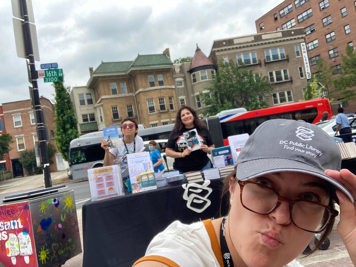 Thank you @dcpl Mt. Pleasant librarians Verity and Liliana for bringing jams, books, and ice cream during @CHECDC dismissal! Students, staff, and families picked new books and signed up for DCPL summer reading. @MtPLibFriends @DcpsLibrary @DCLA_SLS #DCPSReads #DCReads