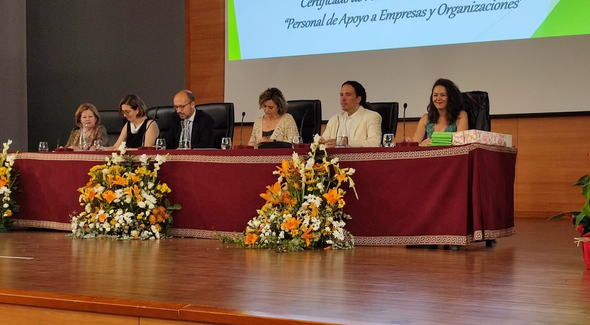 Apertura del Acto de Graduación de la 3ªPromoción de @PUniverDI <a href="/ujaen/">Universidad de Jaén</a> presidido por Francisco Roca <a href="/PacoRoca/">Paco Roca</a>, Vicerrector de Formación Permanente, Tecnologías Educativas e Innovación Docente
<a href="/Fundacion_ONCE/">Fundación ONCE</a> <a href="/imartinezlozano/">Isabel Martinez</a> <a href="/SotomayorEva/">Eva Sotomayor</a> <a href="/JCortesM/">Javier Cortés</a> <a href="/AprompsiMaginaS/">AprompsiMaginaSur</a> #UniDiversidad