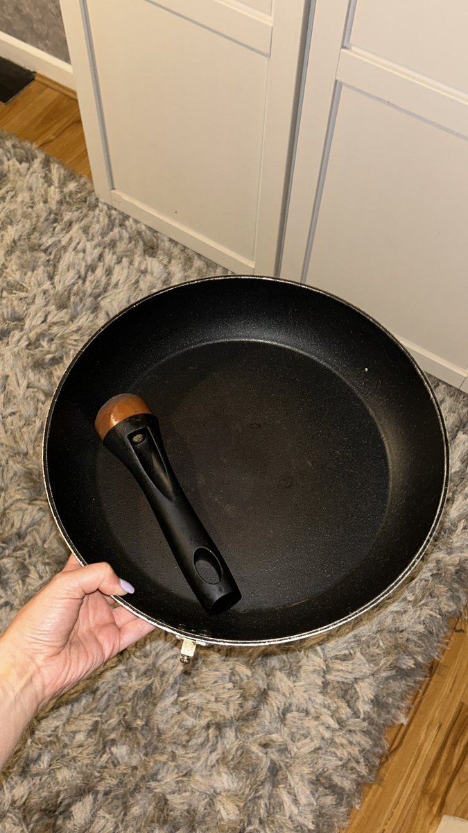 EllsCx's tweet photo. @sainsburys in this way before so I’m unsure why they can’t do this. Can you help? Attached photo of faulty saucepan https://t.co/DeXz2RIHJq