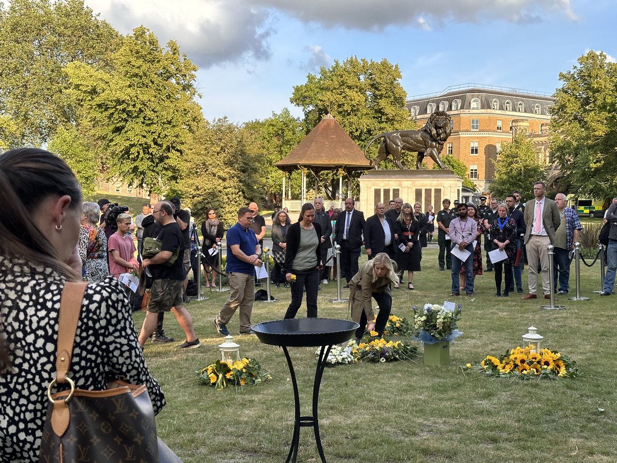 BBCNikkiM's tweet photo. A permanent memorial to remember the three men killed in an ‘execution style’ terrorist knife attack is unveiled on the 3rd anniversary of their deaths #rdguk #forbury @ReadingCouncil #Rdguk @BBCSouthNews @BBCBerkshire @edwardjsault https://t.co/RX4ehLcF7O
